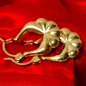 14K Scalloped Elegant Earrings 1.43 gms